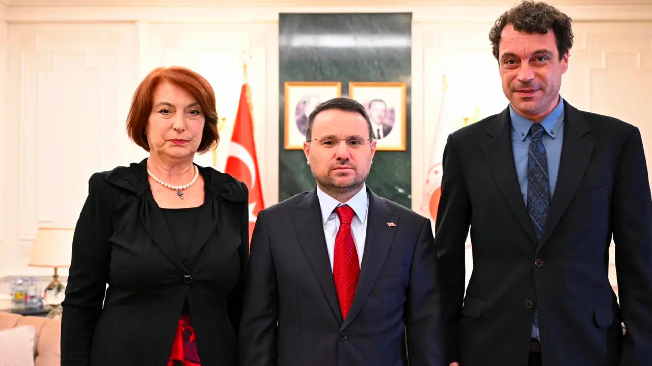 Akın Gürlek, Mumcu ve Oktay aileleriyle görüştü