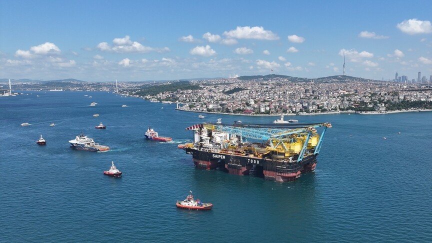 Boğazdan bir dev geçti