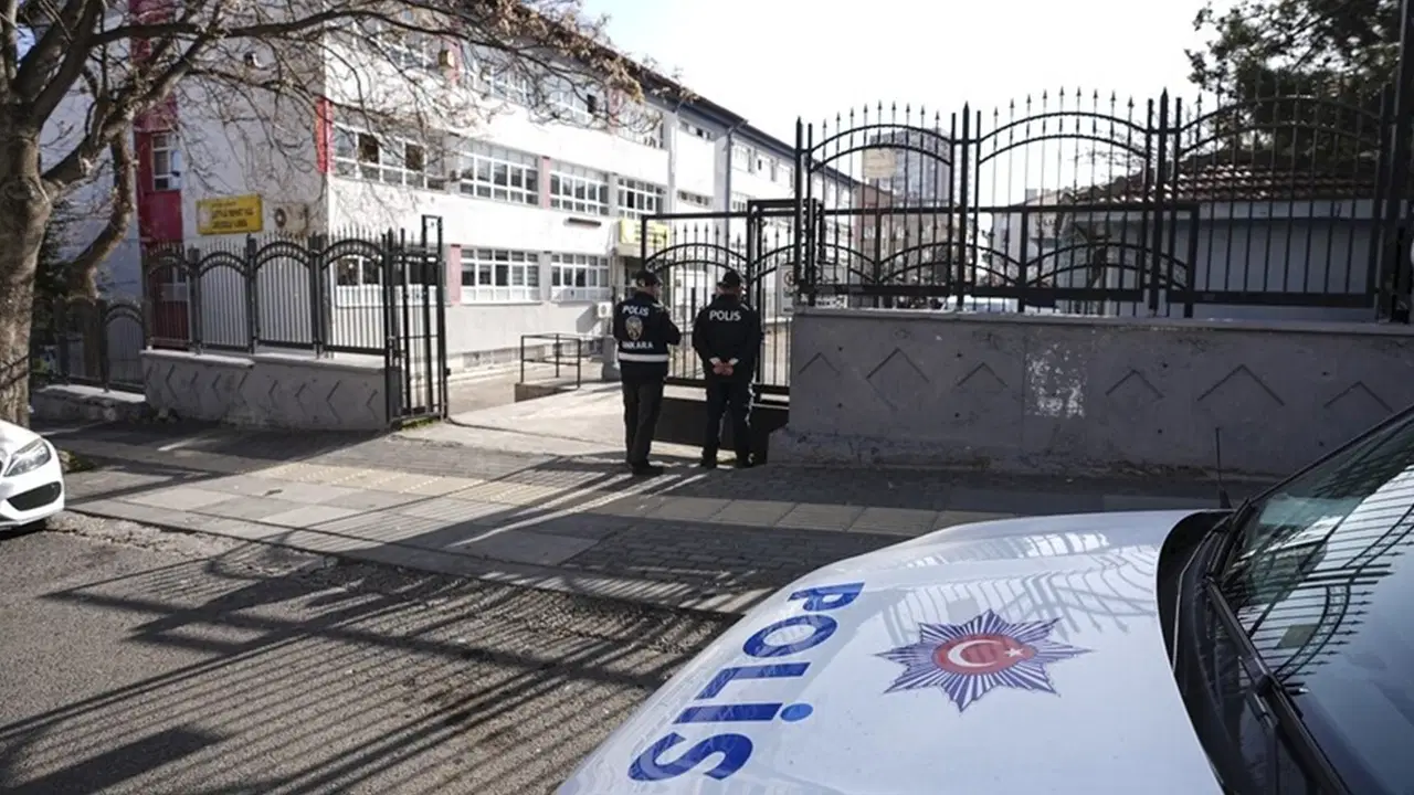 Üç bakanlıktan ortak karar: Okullara dedektörlü güvenlikçi geliyor