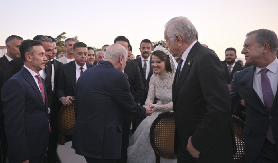 Miting gibi düğün: Bahçeli nikah şahidi oldu