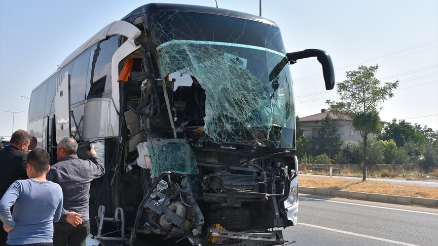 Yolcu otobüsü kamyonete çarptı: Bir kişi öldü, 15 kişi yaralandı