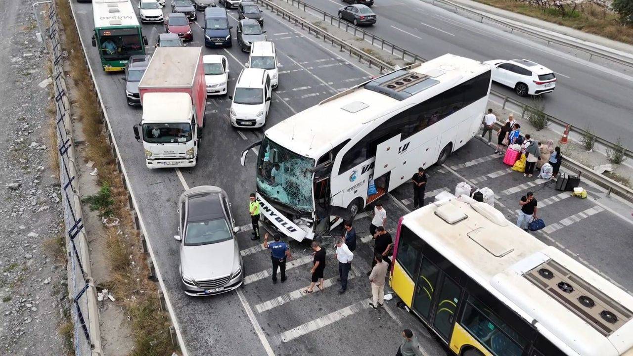 Yolcu otobüsü İETT otobüsüne çarptı: 4 kişi yaralandı
