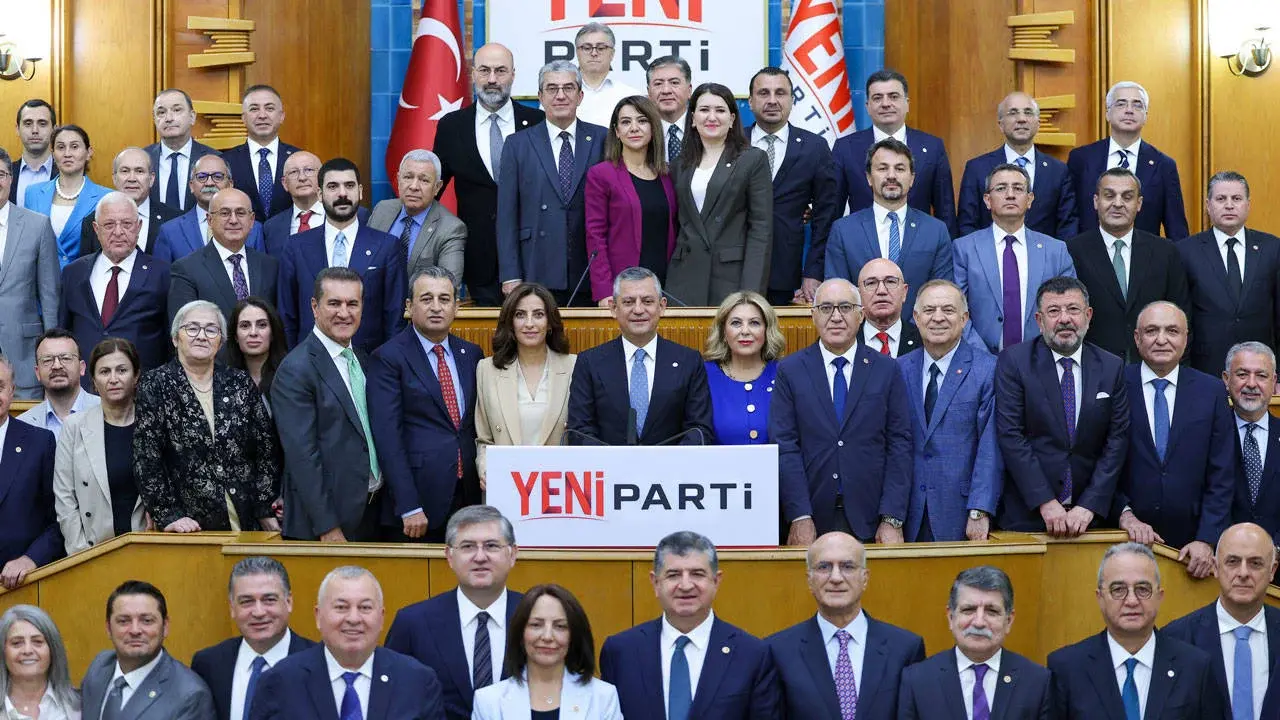 Yeni Parti sıkıntısını aşmaya çalışıyor: Önce hayır oyu verdiler, sonra Özgür Özel’e tam destek açıkladılar!