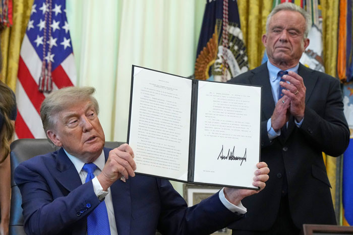 Yine ‘otizme yol açıyor’ takıntısı: Trump çocukluk çağı aşı takvimini daralttı