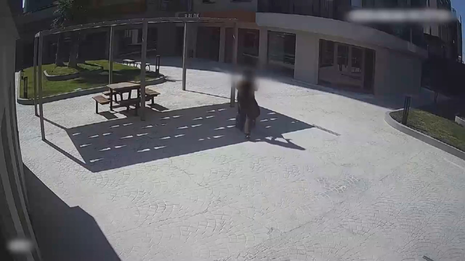 Bebeğini taşıdığı pusetle uyuşturucu dağıtırken yakalandı