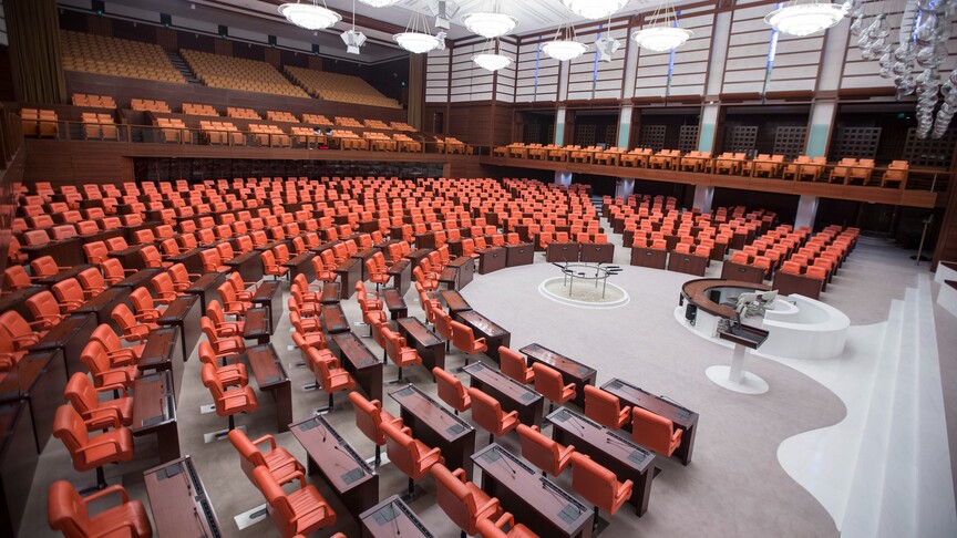 Ak Parti’nin transferleriyle Meclis’te sandalye dağılımı değişti; Yeni Yol grubu gitti geldi