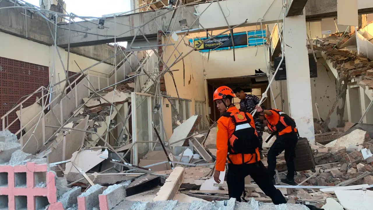 Endonezya’da 7,7 büyüklüğünde deprem: Tsunami uyarısı yapıldı