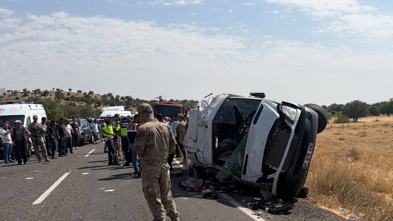 Minibüs devrildi: Üç kişi öldü, 11 yaralı var