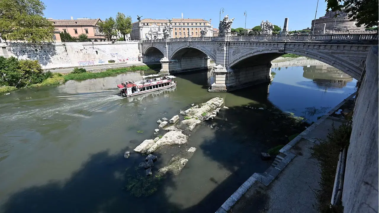 Tiber nehri sıcaklarda kurudu: İki bin yıllık Roma köprüsü ortaya çıktı
