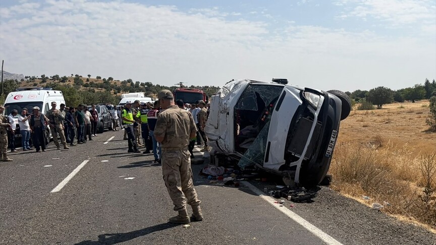 Minibüs devrildi: Beş kişi öldü, 11 kişi yaralandı