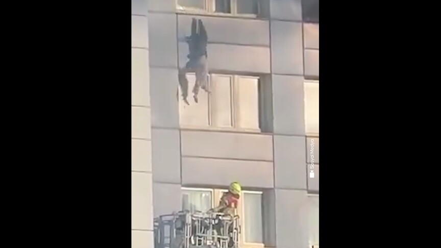 Mucize kurtuluş: 11. kattan iki kat aşağıdaki kurtarma sepetine atladı