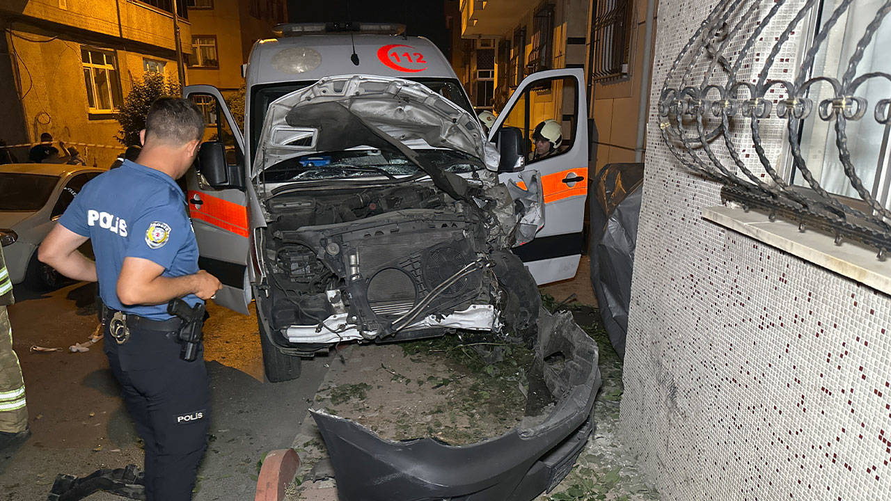 Hasta taşıyan ambulansla otomobil çarpıştı: Üç sağlıkçı yaralandı