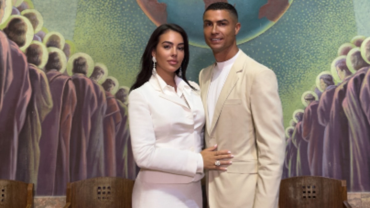 Törenin fotoğrafları Vogue’da: Nikah oturma odasında kıyıldı