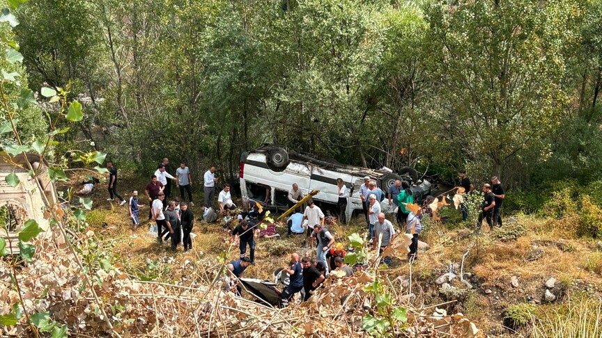 Yolcu minibüsü uçuruma yuvarlandı: Dört kişi öldü, 10 yaralı var