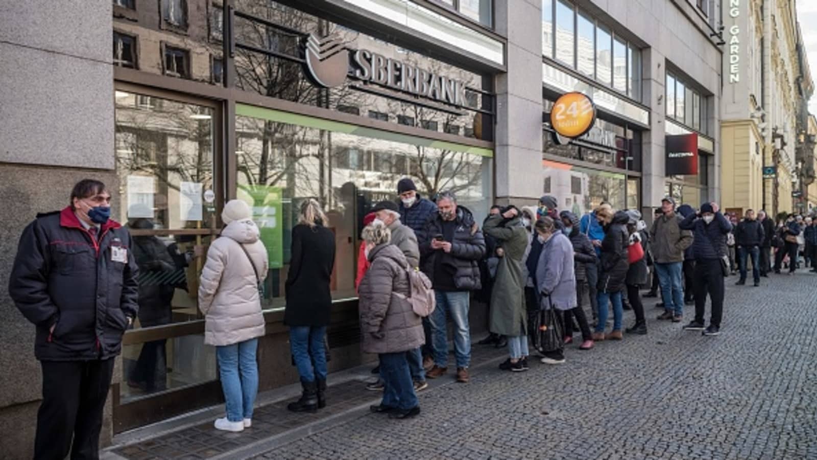 Rusya’da mevduatlara el konacak paniği: ATM’lere akın ettiler, bankaları boşalttılar