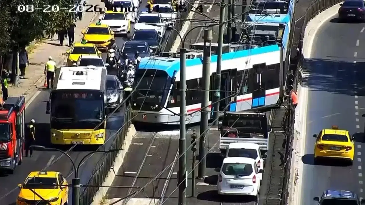 Tramvay raydan çıkıp kara yoluna indi