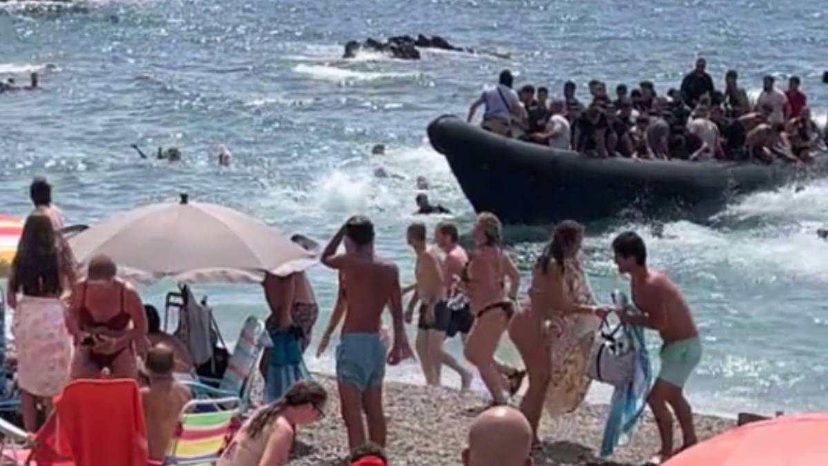 Dünyaca ünlü plajı mülteci gemisi bastı: Turistler nereye kaçacağını bilemedi