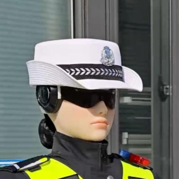 Robot trafik polisi Çin’de sekiz şehirde deneniyor