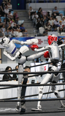 İnsansı robot oyunları: Robot ringde nakavt oldu, rakibi zafer dansı yaptı