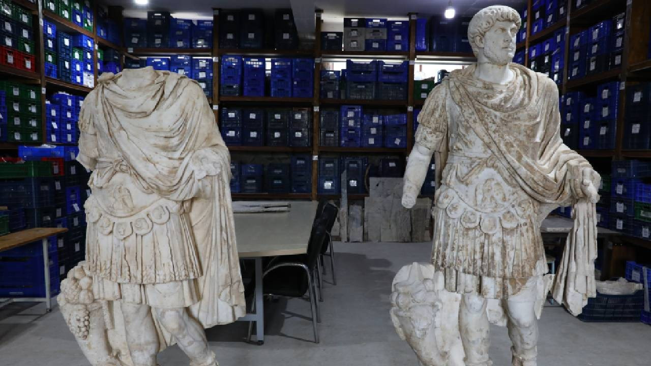 Burdur’da 2 bin yıllık Hadrianus heykeli ayağa kalktı
