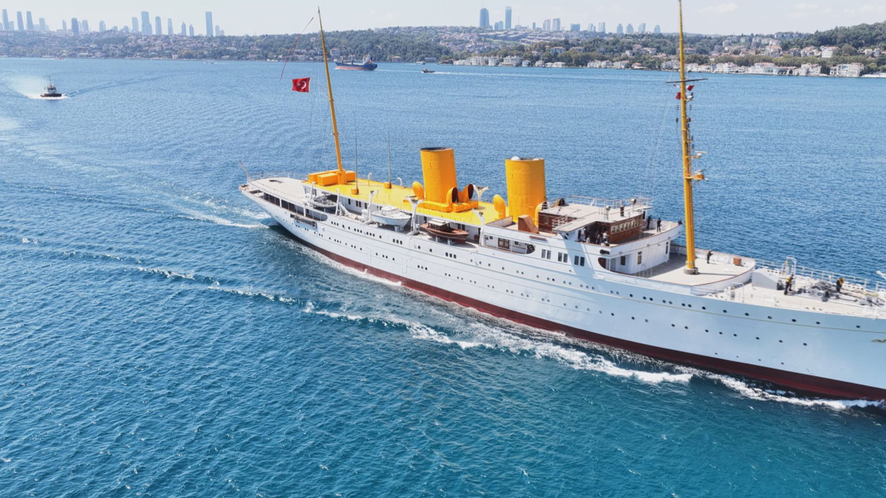 TCG Savarona Gemisi İstanbul Boğazı'ndan Geçiş Yaptı