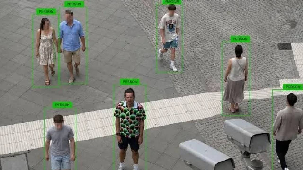 Yapay zeka sizi gözetliyor: Ama bu tişortu giyenleri değil
