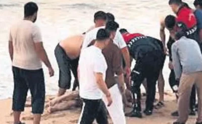 Plajda sandalyede otururken boğuldu!