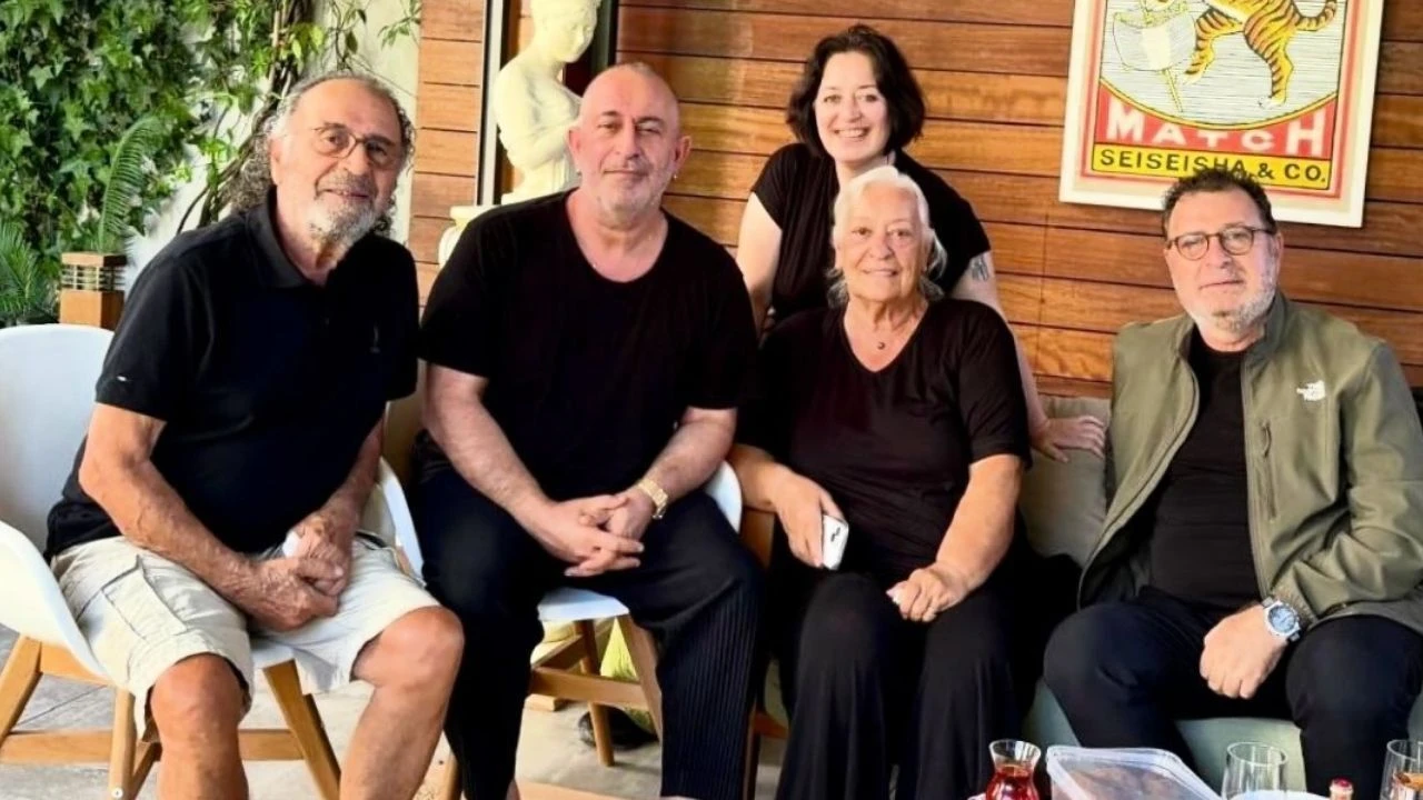 Taburcu olan Cem Yılmaz’dan ilk fotoğraf: Ailesiyle bir araya geldi