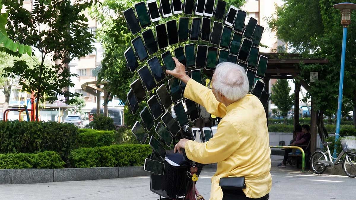 Torunuyla parka gitti, hayatı değişti: Bisikletine tam 70 telefon bağlayıp dünya çapında efsaneye dönüştü