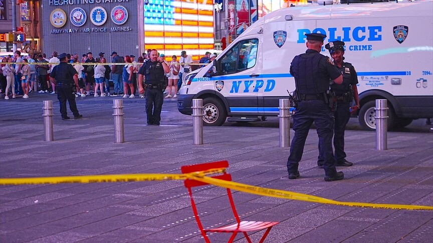 Polis, Times Meydanı'nda iki kişiyi bıçaklayan kadını öldürdü