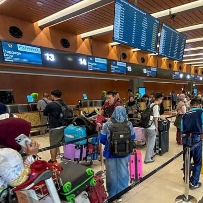 Yanardağ patladı, 170 bin yolcu mahsur kaldı