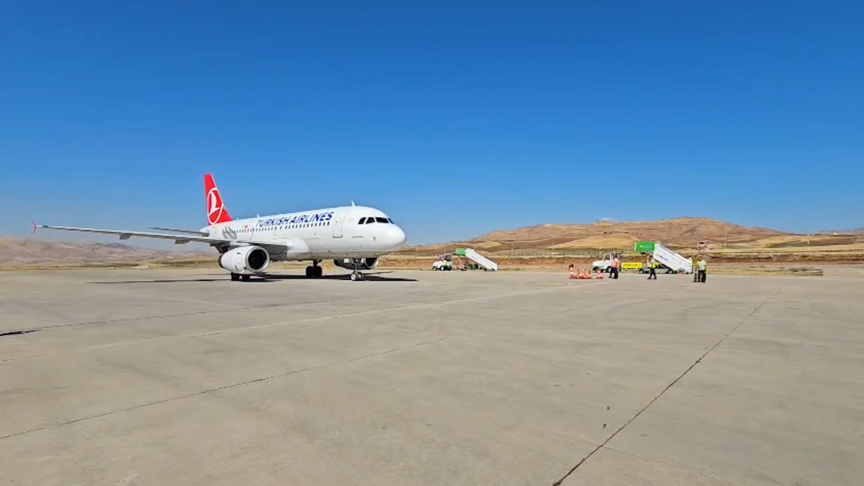 Yenilenen Siirt Havalimanı’na ilk yolcu uçağı indi