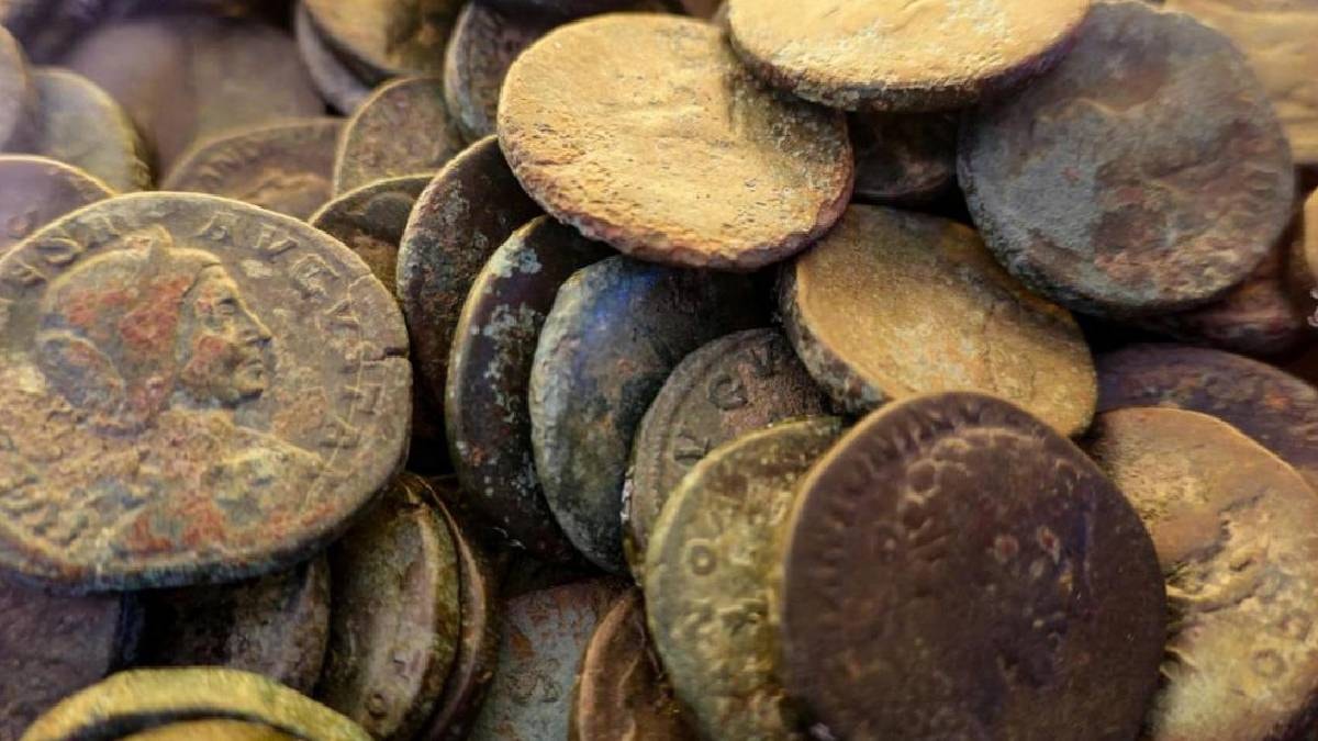 Dedektörle çekicini ararken kilo kilo altın buldu: Kazdıkça hâlâ bir şeyler çıkıyor