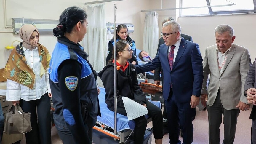 Sivas'ta öğrenci servisi ve polis aracı çarpıştı: 16 yaralı