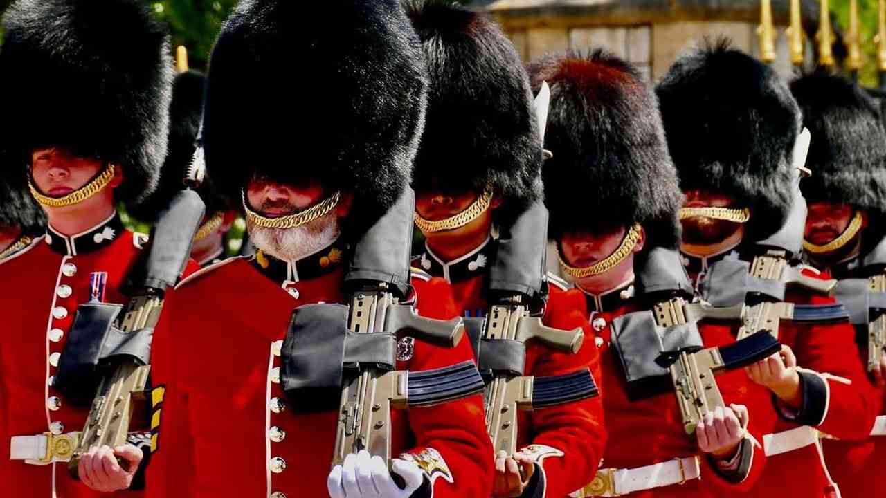 Buckingham’ın simgesi değişebilir: Ayı kürkü şapkaya yasak gündemde