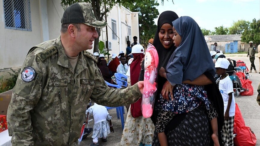 MSB Somali'de ihtiyaç sahiplerine tekerlekli sandalye dağıttı