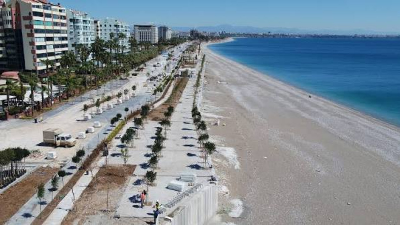 Antalya’da deniz suyu havadan sıcak ölçüldü