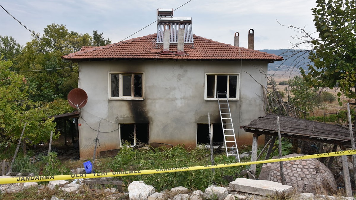 Bacayı temizleyeyim derken kendi evini yaktı, kızıyla birlikte can verdi