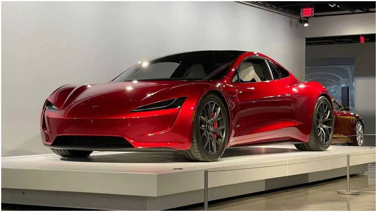 Uçan Tesla Roadster’a fırtına engeli: Gösteri yine ertelendi