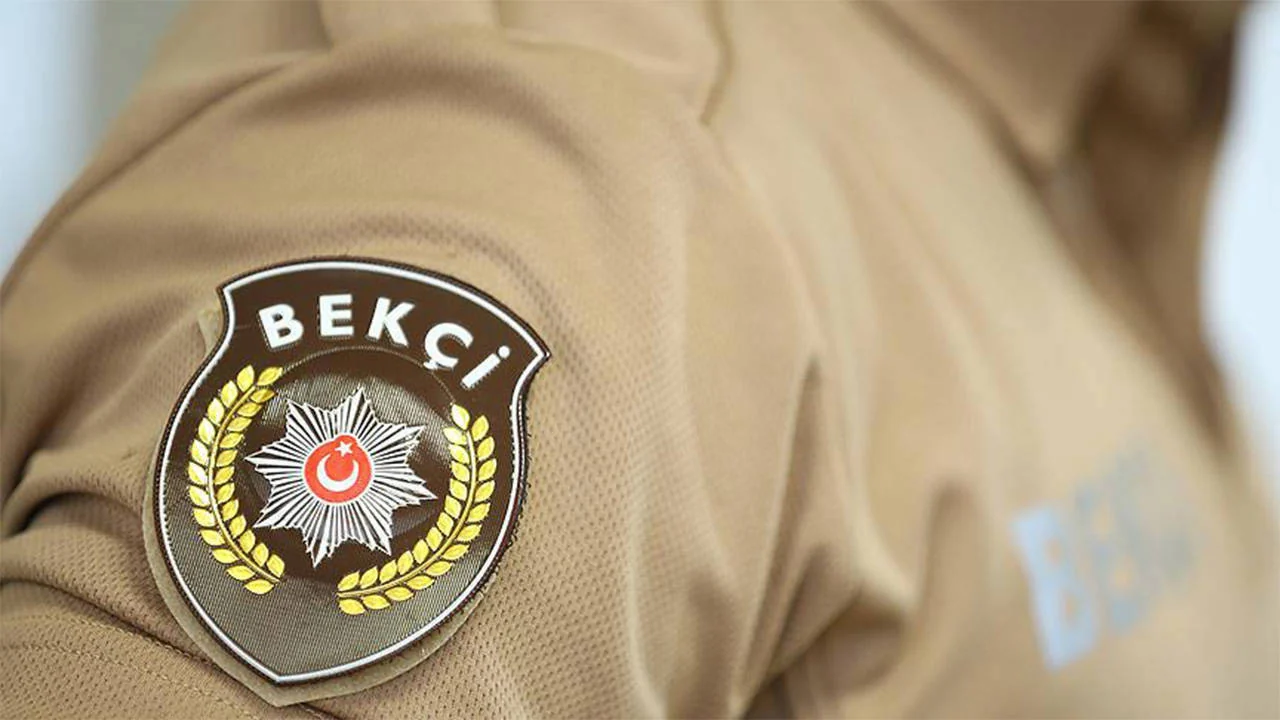 İstanbul'da okul önünde çıkan olayda veli, bekçiye saldırdı; ayağından vuruldu