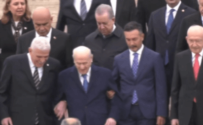 Devlet erkânı Anıtkabir’de: Bahçeli ve Dervişoğlu kol kola indi