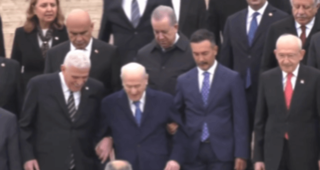 Devlet erkânı Anıtkabir’de: Bahçeli ve Dervişoğlu kol kola indi