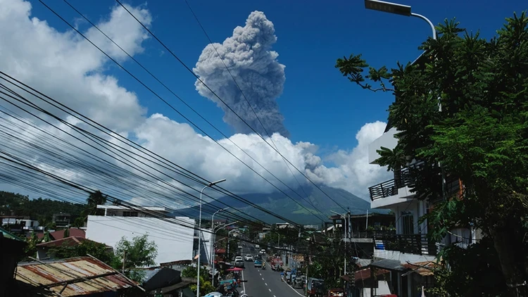 Mayon Yanardağı patladı, 3. seviye alarm ilan edildi