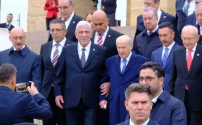 Devlet erkânı Anıtkabir’de: Bahçeli ve Dervişoğlu kol kola indi