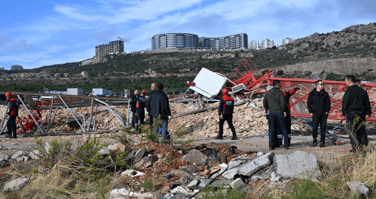 Antalya'da hortum faciası: İşçi ölümü ve kule vinç çöküşü