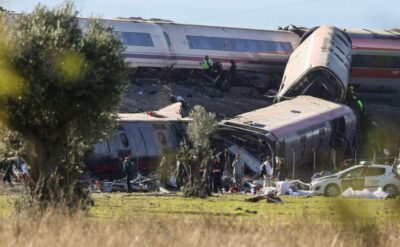 İki hızlı tren çarpıştı: 50 kişi öldü