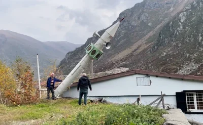 Gelenek bozulmadı: Çığa karşı minareyi yere yatırdılar