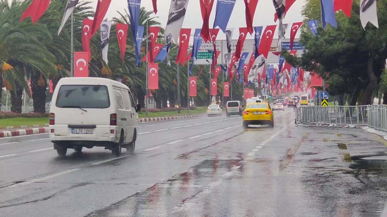Yağışlar tören iptal ettirdi: Kapatılan yollar trafiğe açıldı