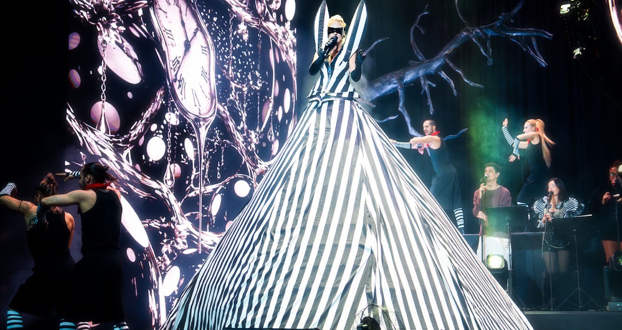Hande Yener Harbiye'de konser verdi; Yaşar ve Simge sürpriz geldi