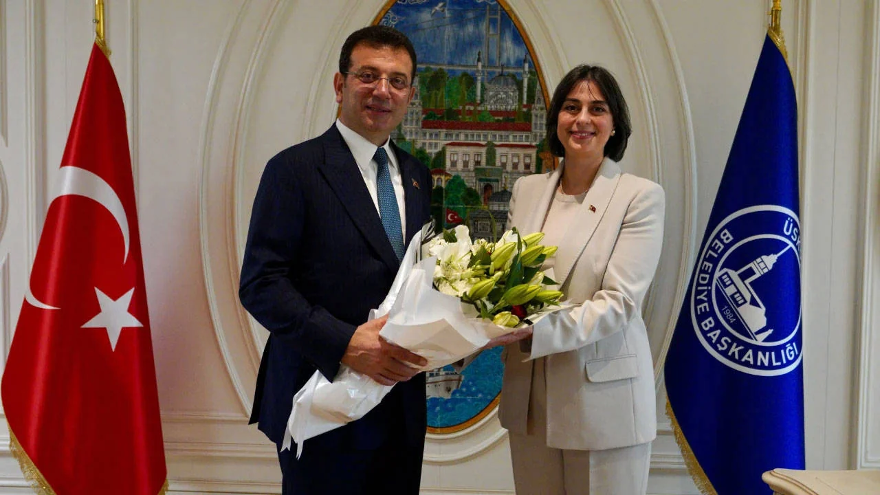 İmamoğlu’ndan Sinem Dedetaş’a mesaj: ‘Evde kepeçeli değil başkanlık makamında olmalıydın’